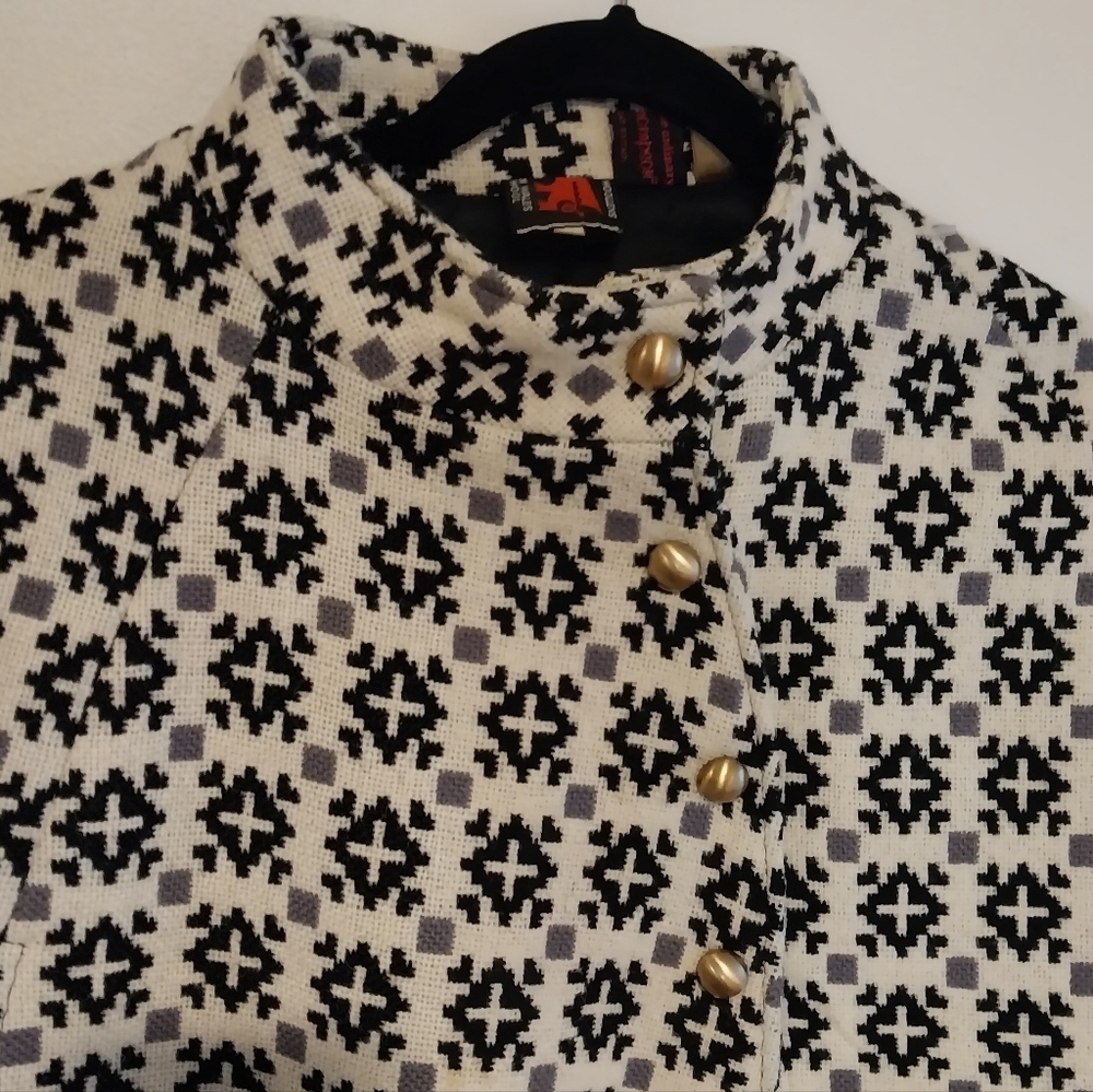 Welsh Woollens Vintage Black & Cream Pattern 100% Wool Snap Closure Cape - Picture 3 of 11